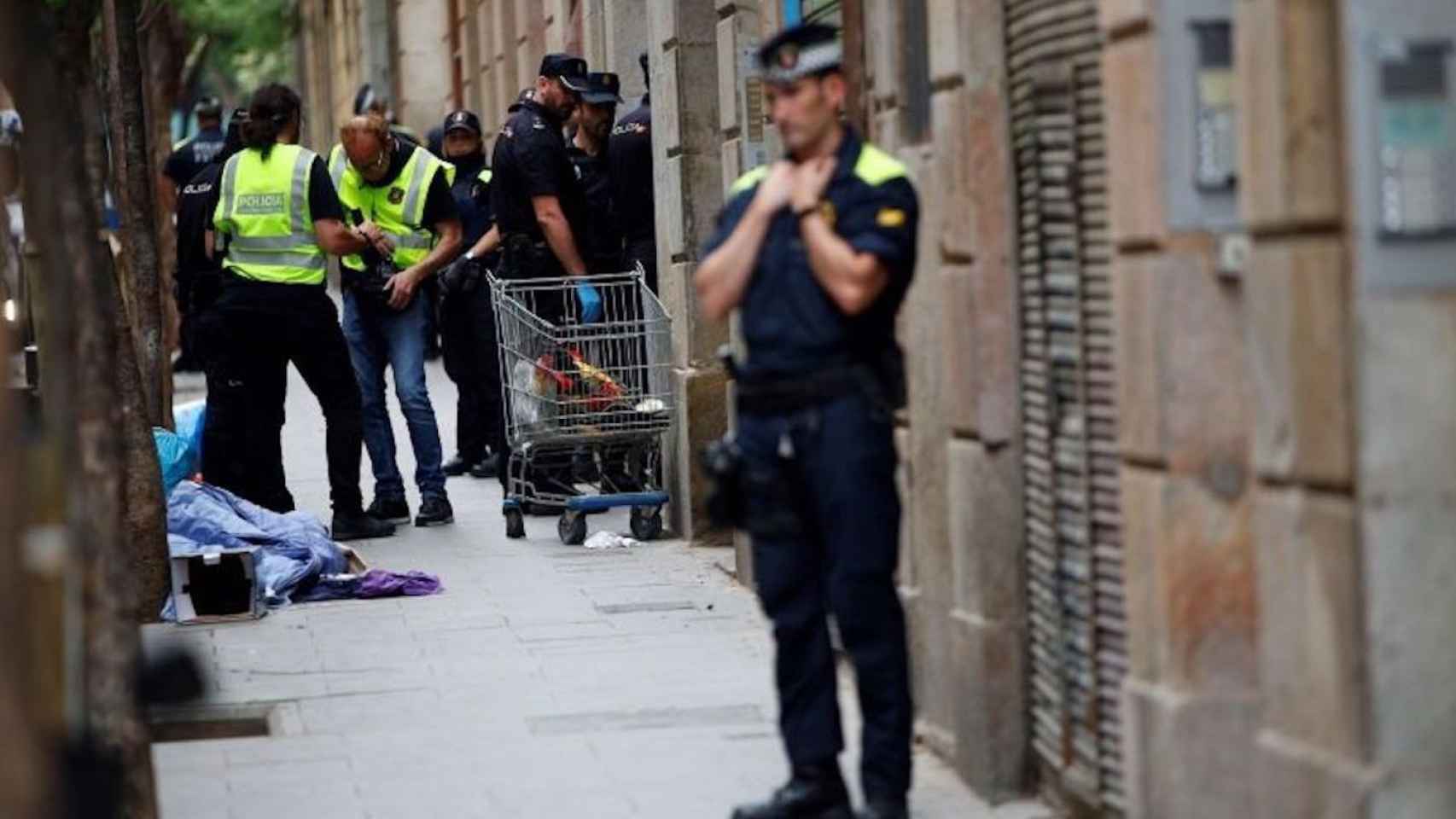 Agentes de policía de distintos cuerpos durante un episodio de inseguridad en Barcelona / EFE
