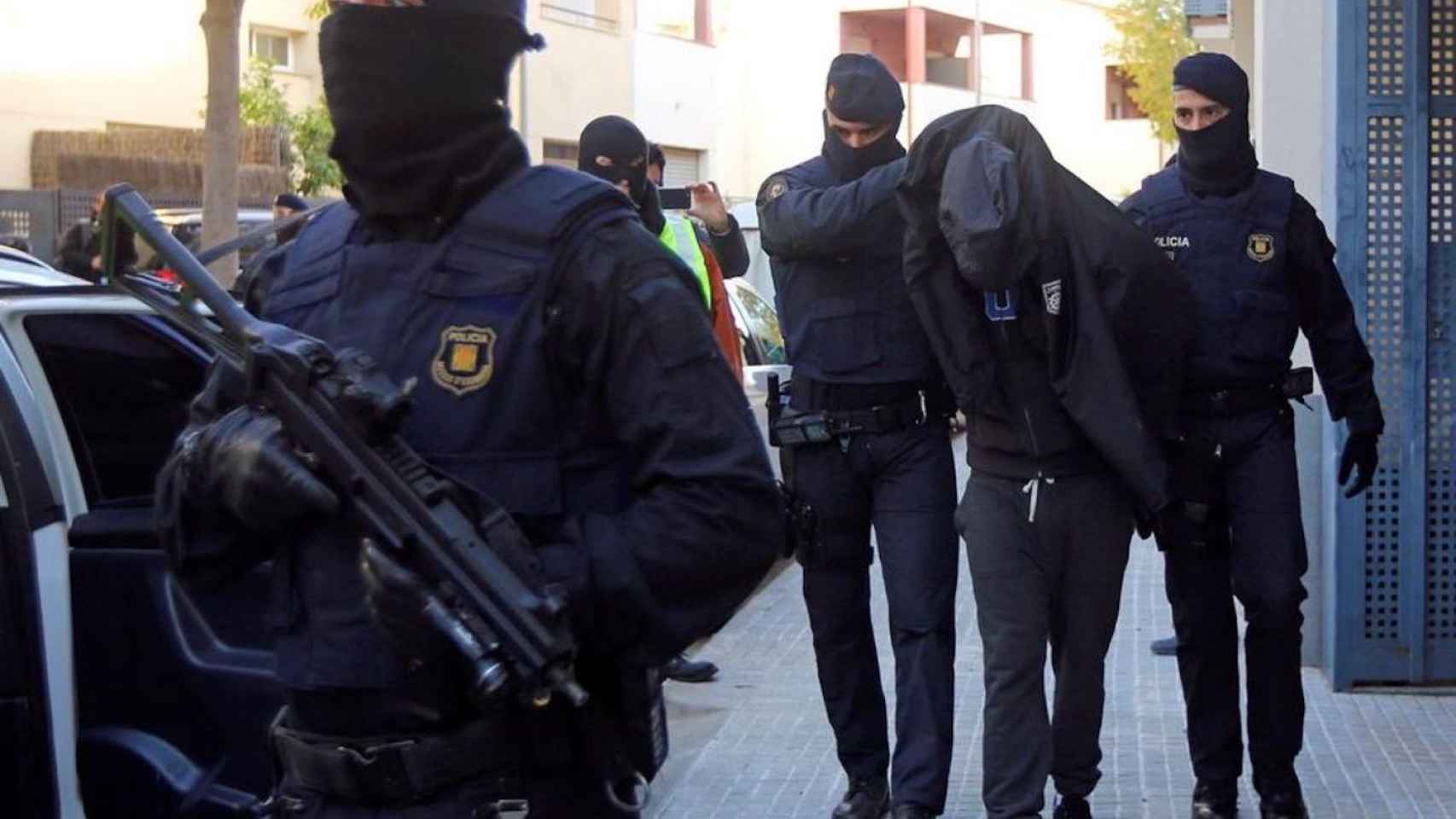 Agentes de los Mossos d'Esquadra con un detenido en Sant Andreu / EFE