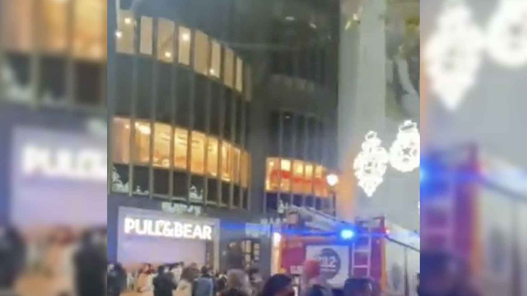 Captura de pantalla del vídeo del incendio en el Pull&Bear del Portal de l'Àngel de Barcelona / BCNLEGENDS