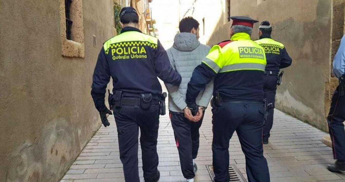 Imagen de archivo de un detenido por tráfico de drogas en Barcelona / GUARDIA URBANA