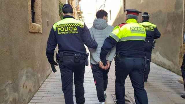 Imagen de archivo de un detenido por tráfico de drogas en Barcelona / GUARDIA URBANA