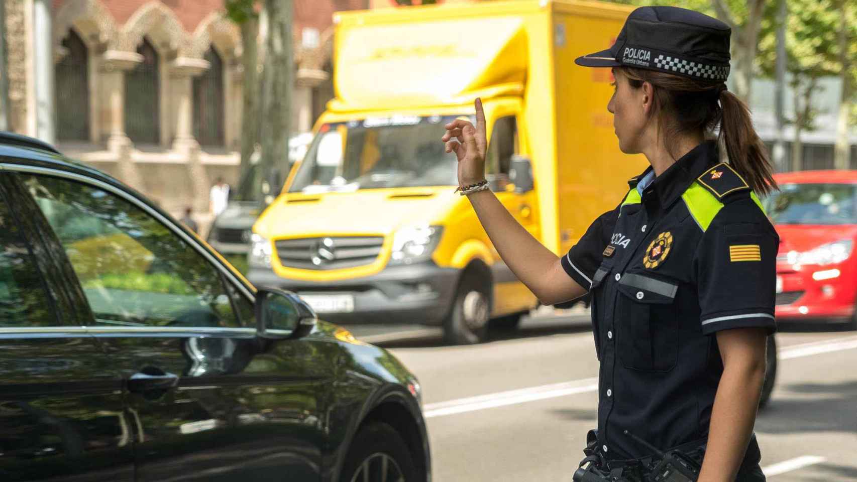 Una agente de la Guardia Urbana regula el tráfico en Barcelona / AJ BCN