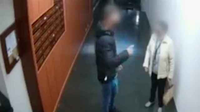 Captura de pantalla del vídeo de uno de los robos con violencia a ancianas en Barcelona / MOSSOS D'ESQUADRA
