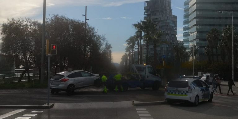 Grúa municipal llevándose el coche que había quedado empotrado tras el choque / METRÓPOLI