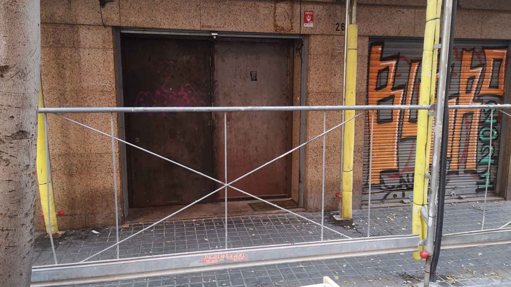 El narcopiso de la calle de Piquer del Poble-sec 'blindado' con una puerta reforzada de hierro / METRÓPOLI