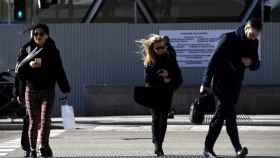 Peatones andan por la calle en una jornada de viento en Barcelona / EUROPA PRESS