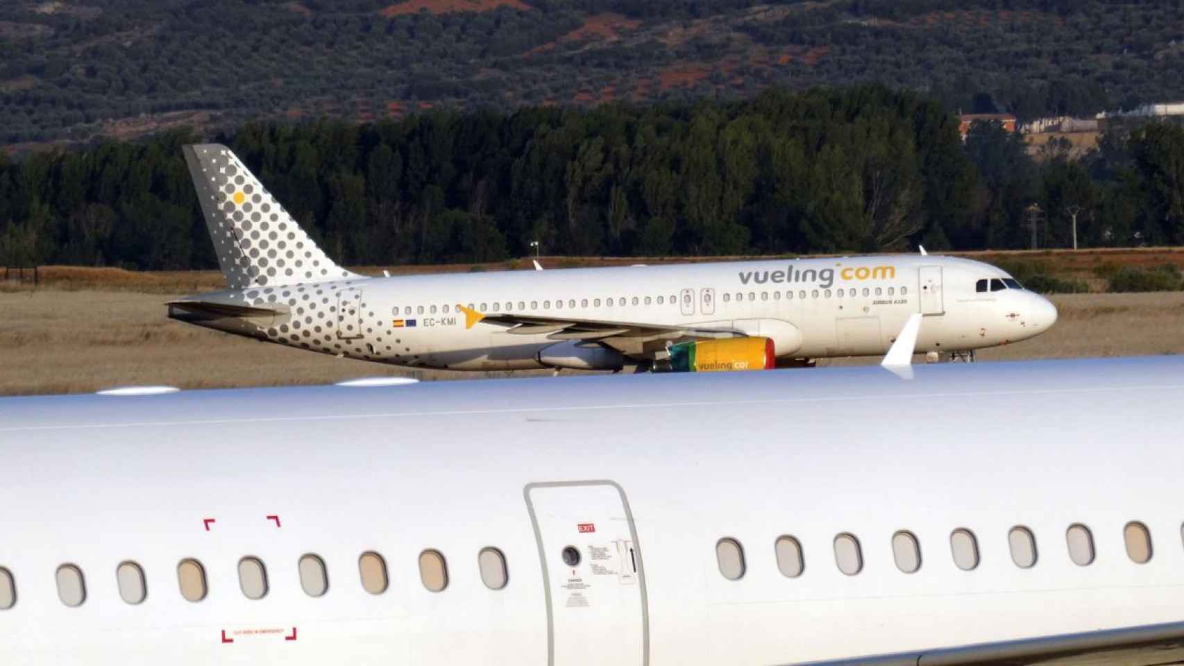 Dos aviones de la compañía española Vueling en un aeropuerto / EFE