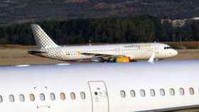 Dos aviones de la compañía española Vueling en un aeropuerto / EFE