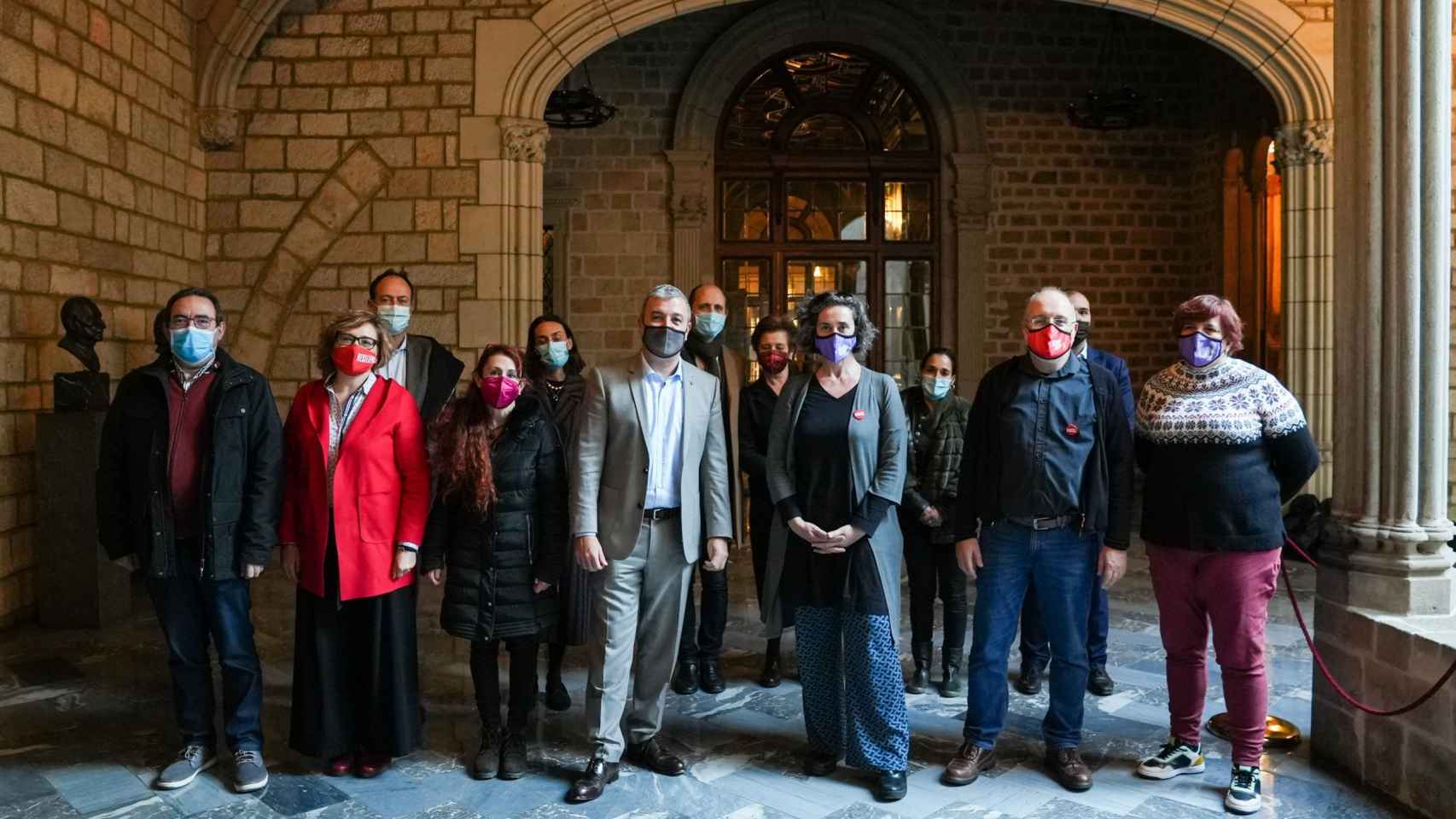 Collboni y Ballarín con representantes de los sindicatos con los que firmaron el convenio laboral del Ayuntamiento / AYUNTAMIENTO DE BARCELONA