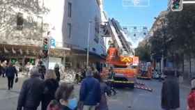 Coches de bomberos junto al Corte Inglés, en la calle de Fontanella / TWITTER GUARDIA URBANA