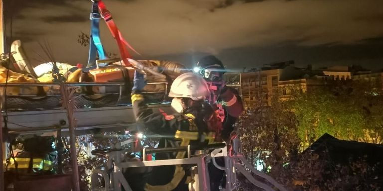 Los bomberos de Barcelona, junto a la fachada del edificio de Pujades / TWITTER BOMBEROS