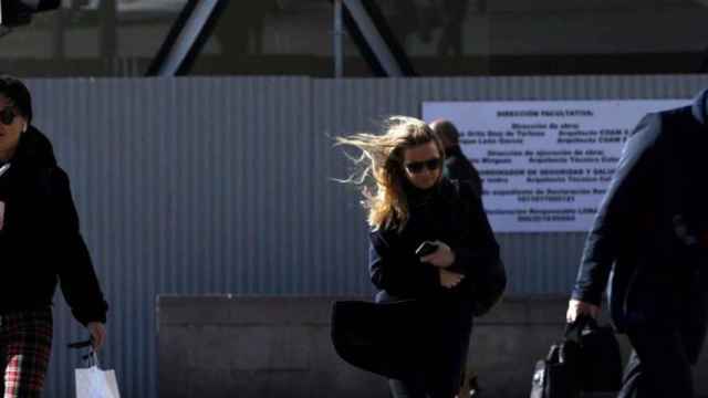 Peatones andan por la calle en una jornada de viento en Barcelona / EUROPA PRESS