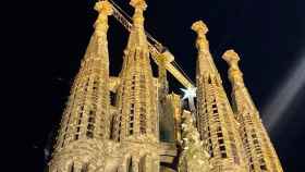 La estrella de la Sagrada Família ya luce en Barcelona / METRÓPOLI - ELENA GARRIDO