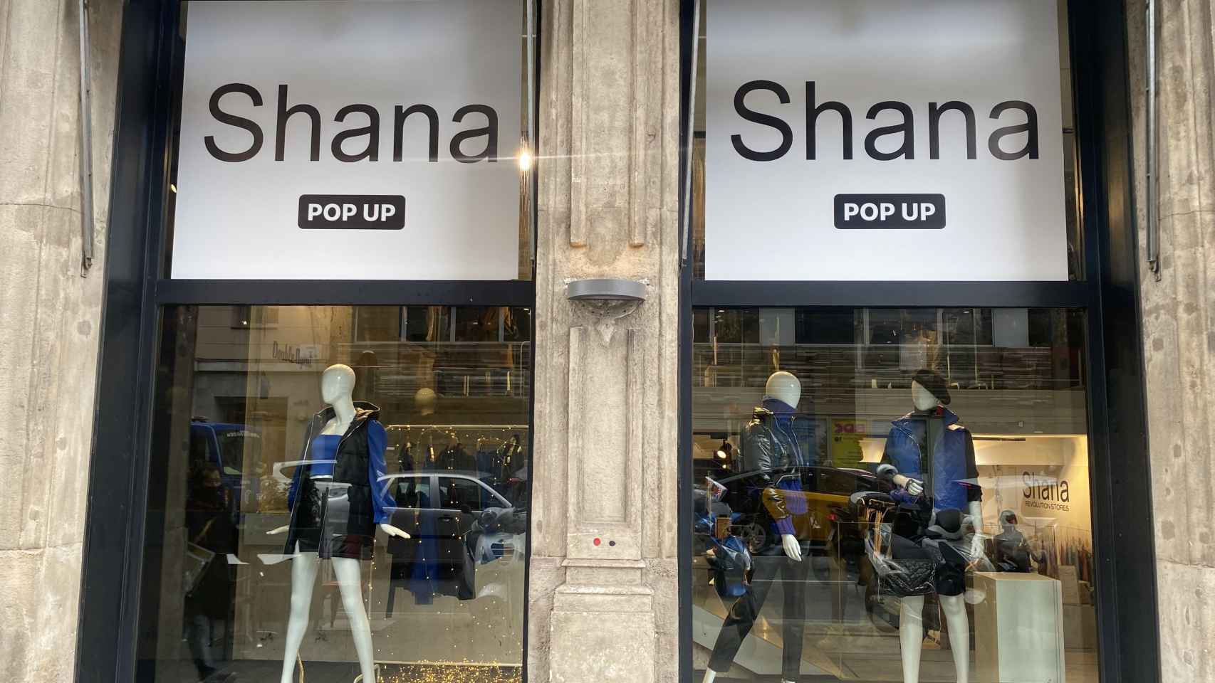 Acceso al pop-up de Shana, donde se venden productos de Shein en Barcelona / METRÓPOLI
