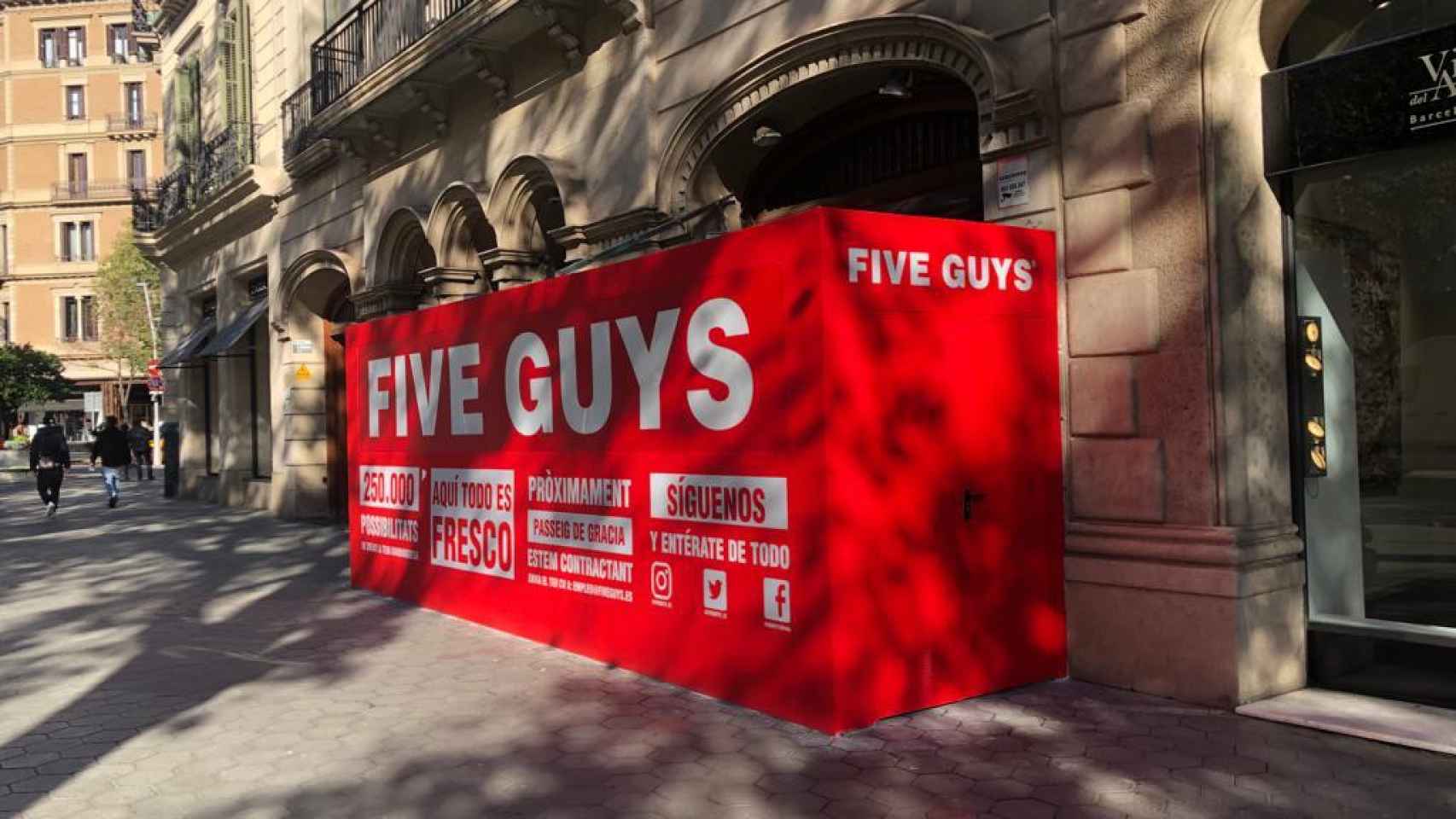 Exterior del futuro comercio de Five Guys en paseo de Gràcia / CEDIDA