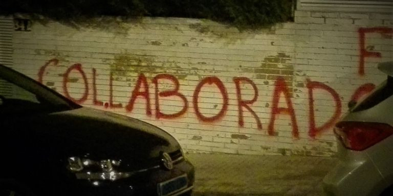 Pintadas en la fachada de la vivienda del rector de la UAB / ACCIÓ PER LA INDEPENDÈNCIA