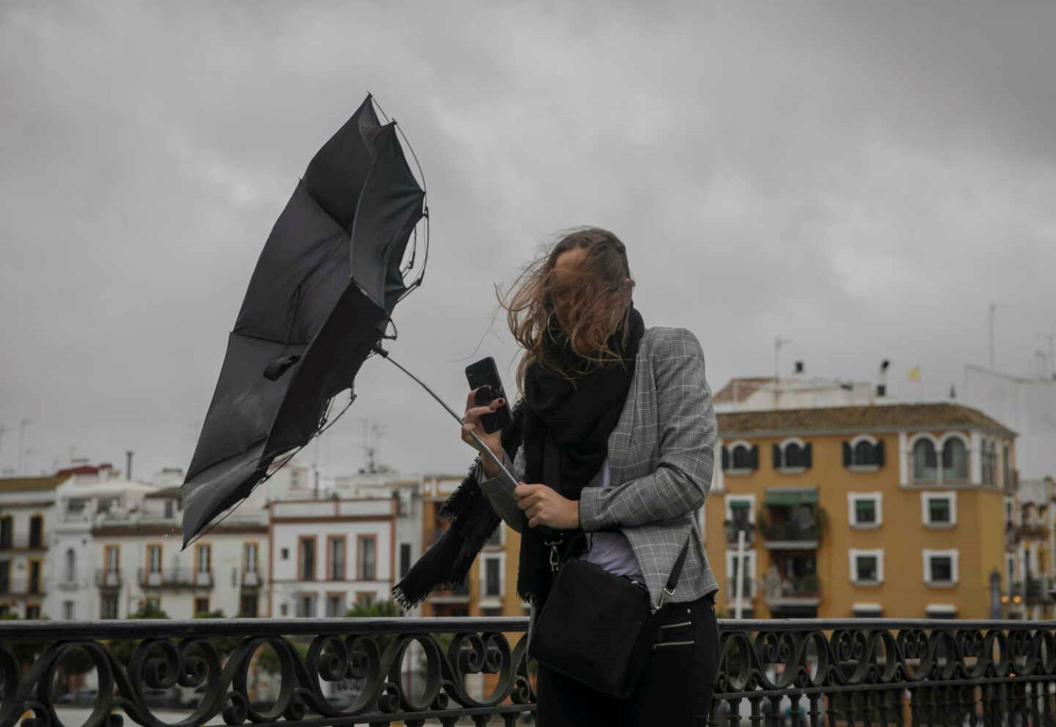 Una persona sujeta el paraguas ante las fuertes rachas de viento / EUROPA PRESS