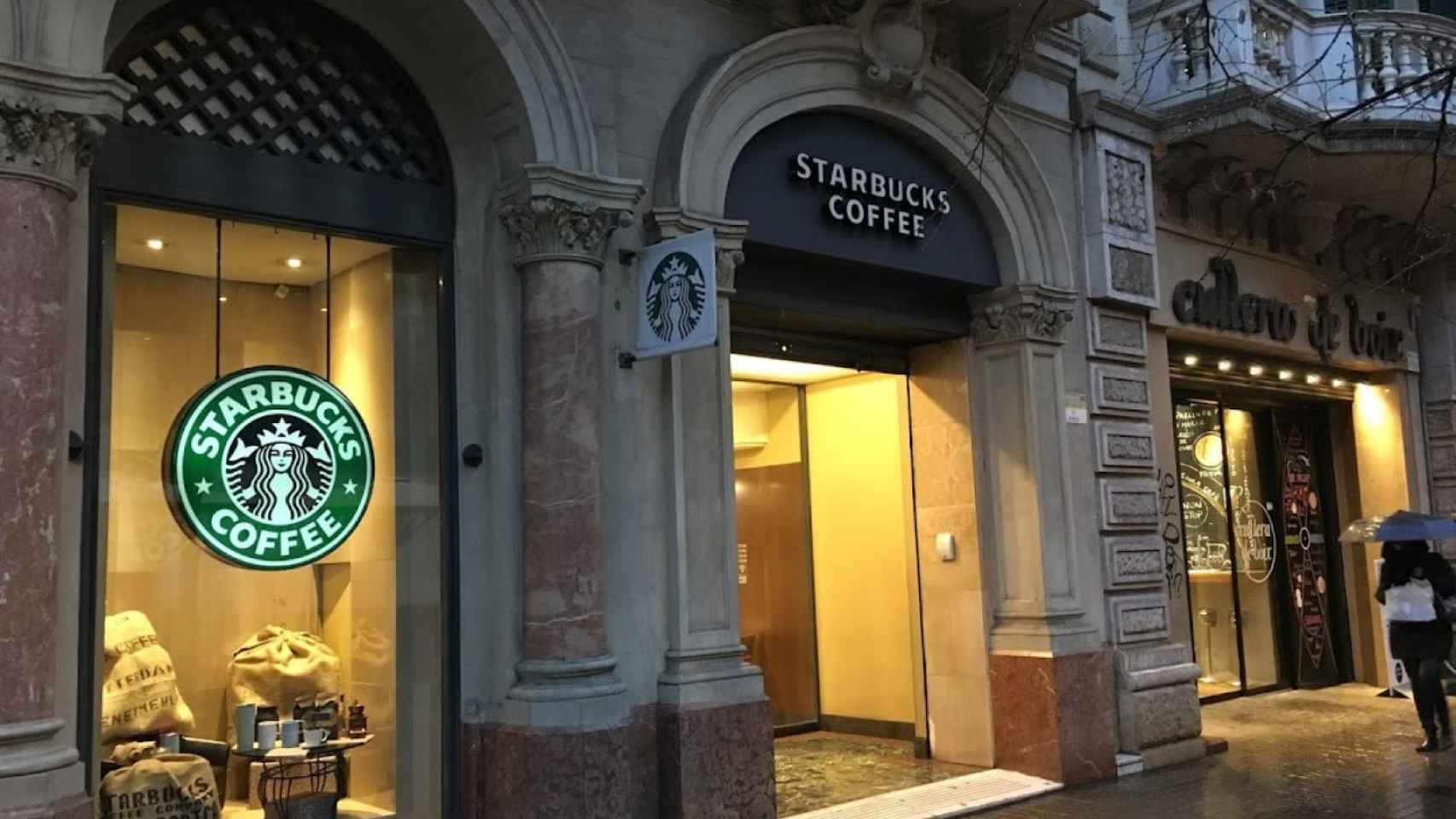 Exterior de una cafetería Starbucks en Barcelona
