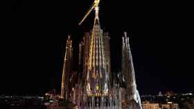 La Sagrada Familia ilumina la torre de la Virgen María y la estrella de 12 puntas que la corona - PAU VENTEO - EUROPA PRESS