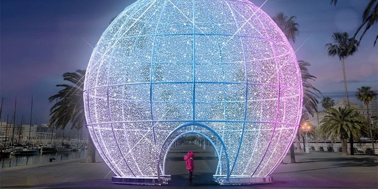 La bola gigante luminosa, uno de los reclamos de la feria de Navidad del Port / PORT DE BARCELONA