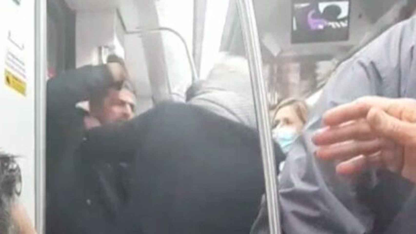 Pelea en la L5 del metro por un hombre sin mascarilla / BCN LEGENDS - TELEGRAM