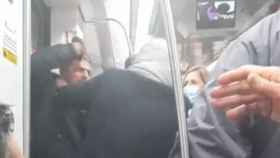 Pelea en la L5 del metro por un hombre sin mascarilla / BCN LEGENDS - TELEGRAM