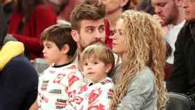 Shakira y Gerard Piqué con sus dos hijos, Milan y Sasha en una imagen antigua / ARCHIVO