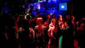 Múltiples personas en la pista de una discoteca de Madrid / Ricardo Rubio - Europa Press