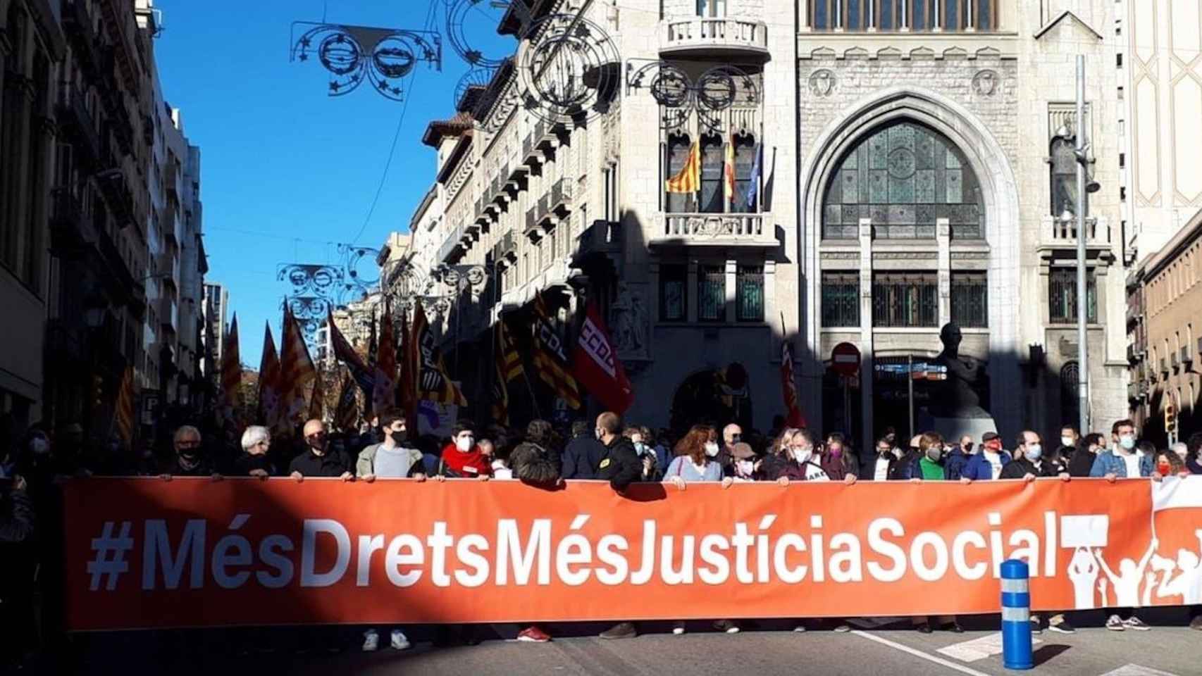 La manifestación de este domingo, a su paso por vía Laietana, en la que se ha reclamado más derechos y justicia social / EUROPA PRESS