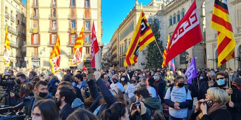 Manifestantes este domingo en la plaza de Sant Jaume / CCOO