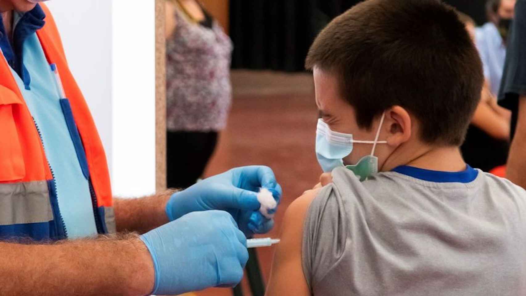 Un niño recibe la vacuna contra el covid-19 / EFE