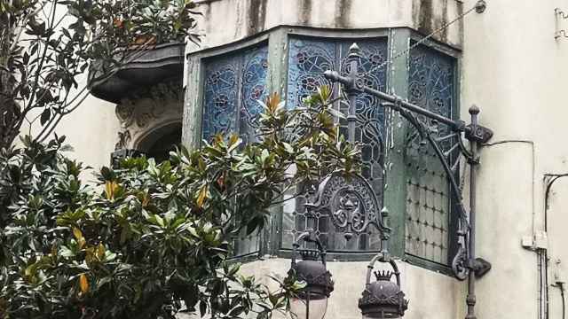 Balcón corrido de la casa Francesc Cama, en la calle de Gran de Gràcia / INMA SANTOS