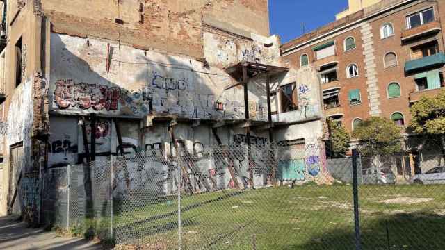 Uno de los solares del Raval por los que una plataforma ha acusado de fraude al Ayuntamiento / METRÓPOLI