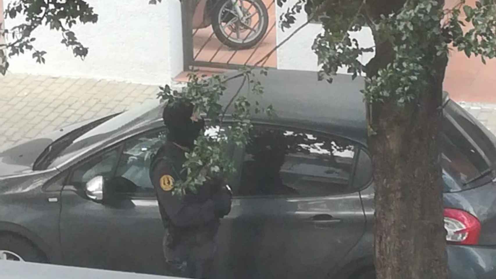 Un guardia civil enfrente de una de las dos casas registradas este martes en Cerdanyola / METRÓPOLI