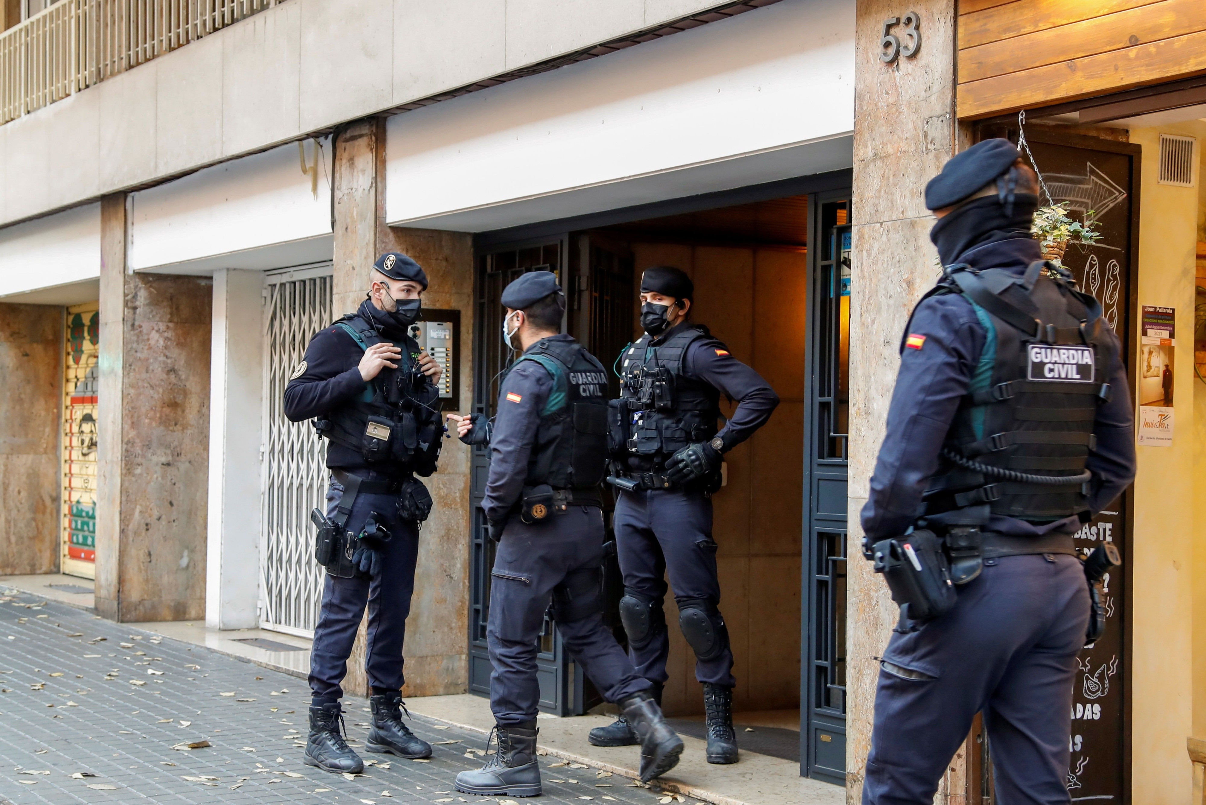 Guardia Civiles durante un operativo antidroga de Barcelona / EFE