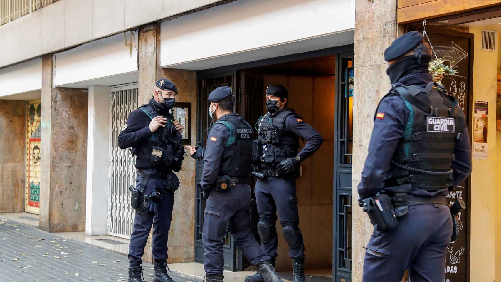 Agentes de la Guardia Civil en la calle de Sepúlveda de Barcelona durante un operativo antidroga / EFE
