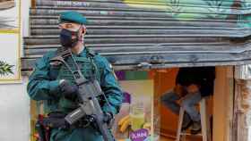 Un guardia civil en la heladería Tropicana del Poble-sec, utilizada por unos narcotraficantes como el detenido / EFE