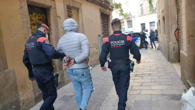 Un detenido en una operación contra los narcopisos de Barcelona / MOSSOS D'ESQUADRA