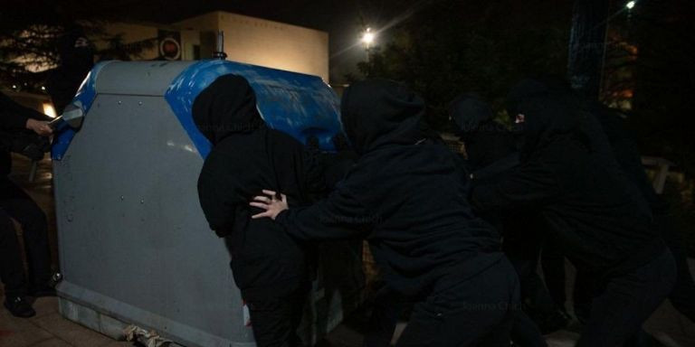 Estudiantes de la UAB empujando un contenedor para bloquear los accesos / SEPC UAB