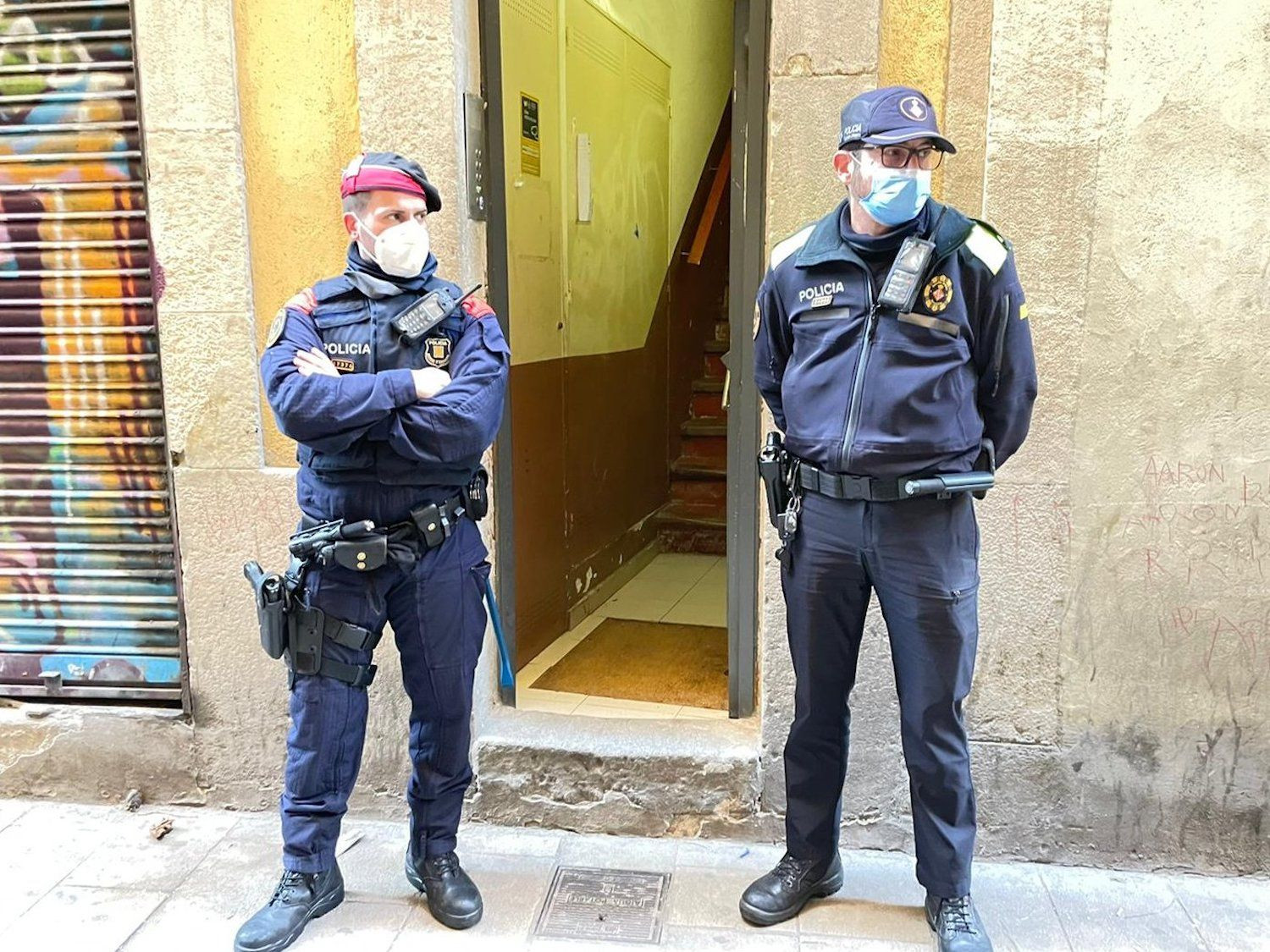 Agentes de las policías barcelonesa y catalana frente al narcopiso desmantelado / GUARDIA URBANA