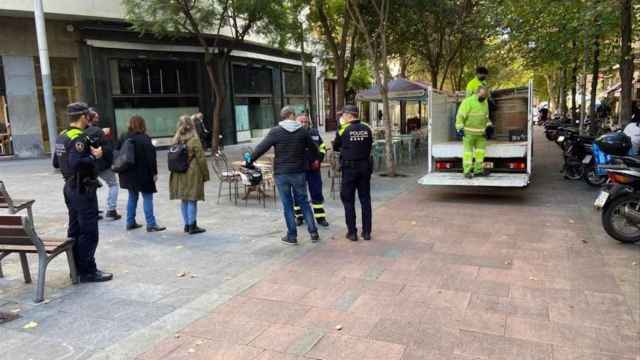 Retirada de una terraza en Enric Granados por parte de la Guardia Urbana / SOS ENRIC GRANADOS