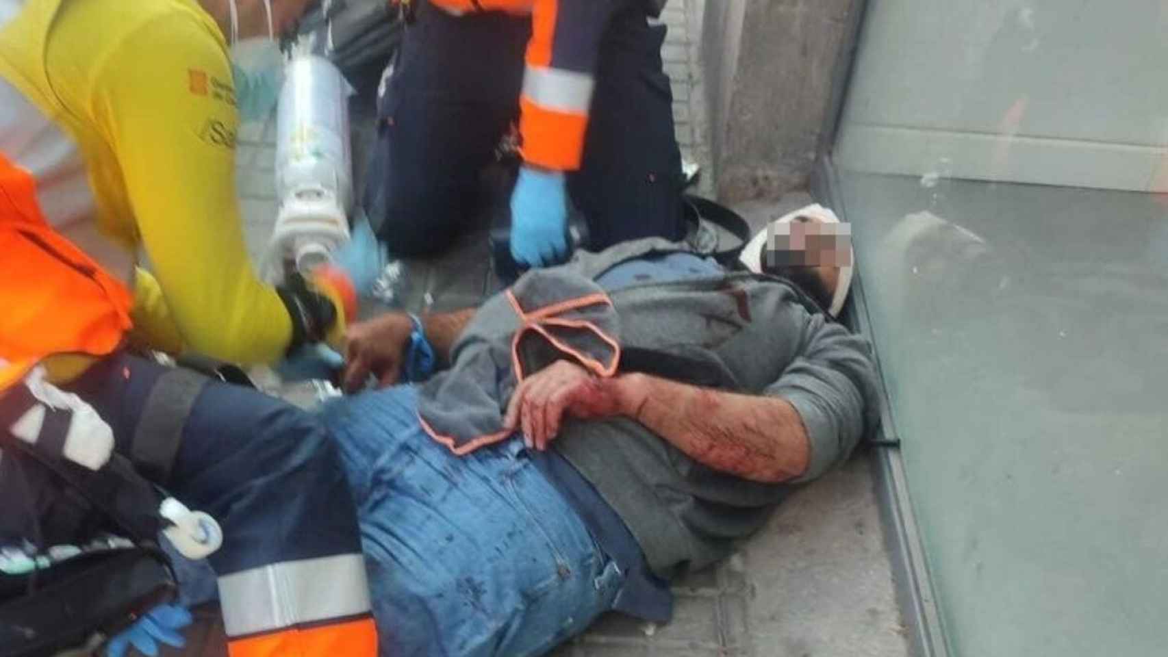 El taxista gravemente herido tendido en el suelo / CEDIDA