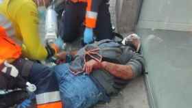 El taxista gravemente herido tendido en el suelo / CEDIDA