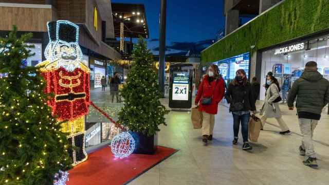 Decoración navideña en una de las plantas exteriores del centro comercial Finestrelles / CEDIDA