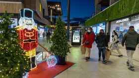 Decoración navideña en una de las plantas exteriores del centro comercial Finestrelles / CEDIDA