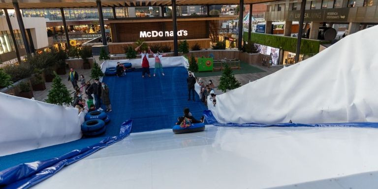 Tobogán gigante de hielo instalado en el centro comercial Finestrelles / CEDIDA