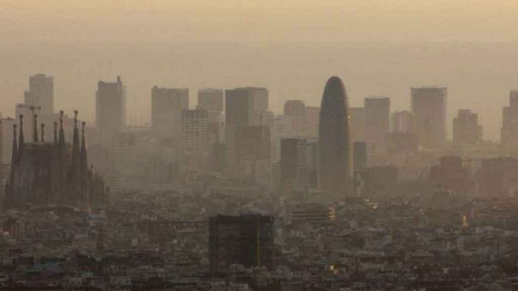 Imagen panorámica de Barcelona durante un episodio de alta contaminación / EFE