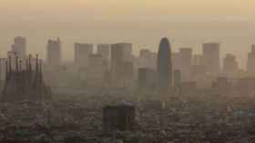 Imagen panorámica de Barcelona durante un episodio de alta contaminación / EFE