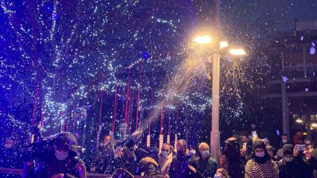 Decenas de personas disfrutan de la nieve en Santa Coloma de Gramanet / CEDIDA