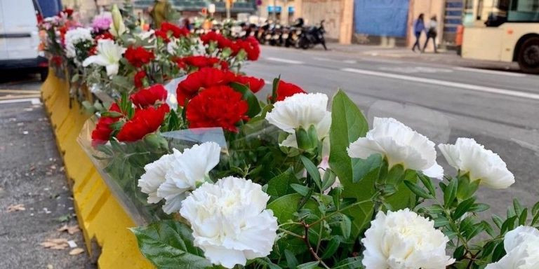Flores en el lugar del accidente de la calle de Balmes, donde murió el motorista Martí Estela / MOTORISTES BCN